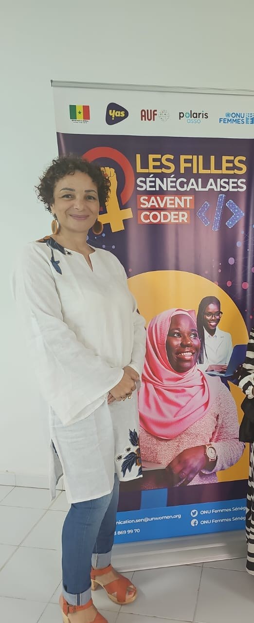 Céline Thiam devant le kakémono « Les filles sénégalaises savent coder »